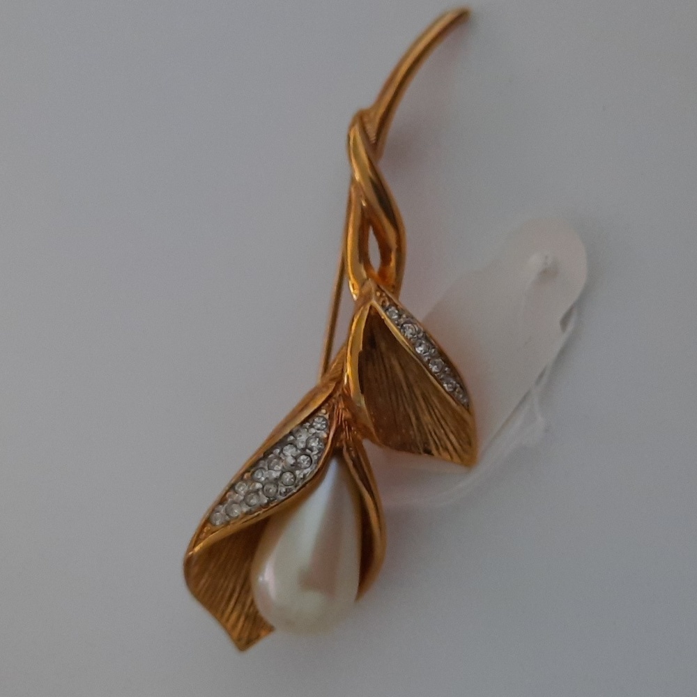 NWT Goldtone vintage faux pearl flower brooch